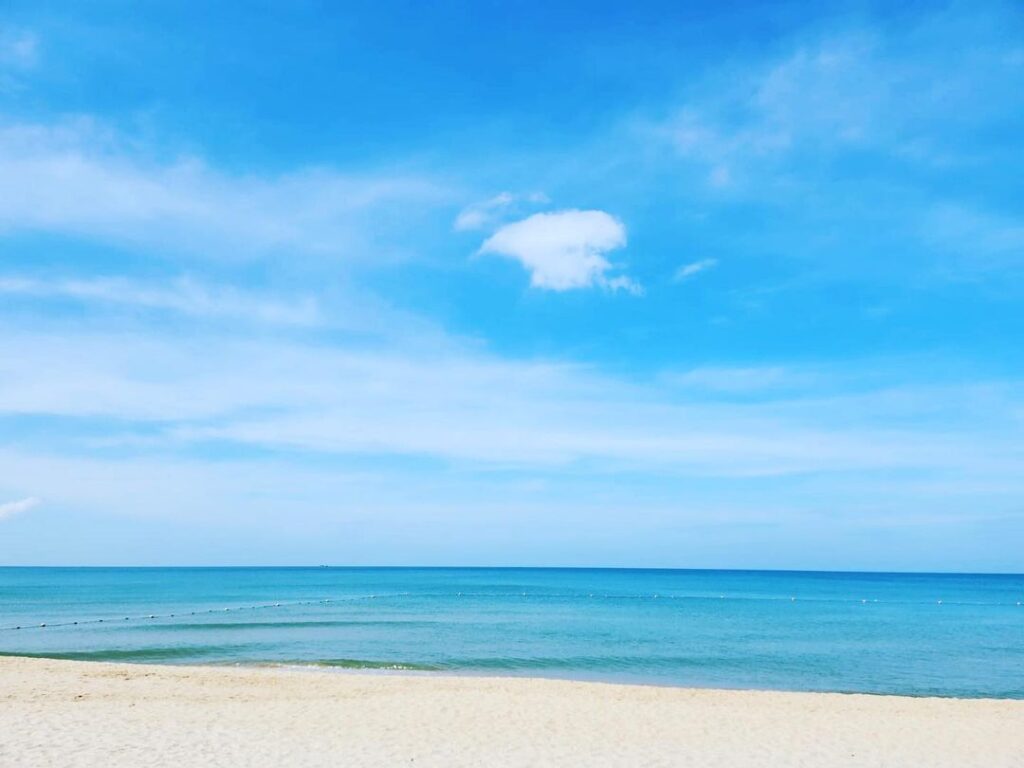 Biển xanh, mây trắng, nắng vàng